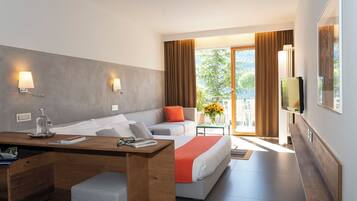 Suite Junior, vista lago parziale | Biancheria da letto ipoallergenica, copriletto in piuma