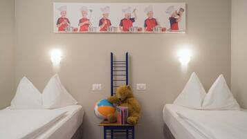 Three-Bedroom Family Suite with Garden and Partial Lake View | Literie hypoallergénique, couette en duvet d'oie