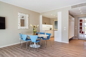 Three-Bedroom Family Suite with Garden and Partial Lake View | Living area