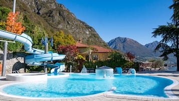 Una piscina techada, 2 piscinas al aire libre, sombrillas