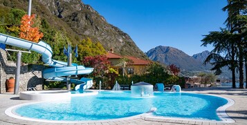 Una piscina cubierta, 2 piscinas al aire libre, sombrillas, tumbonas