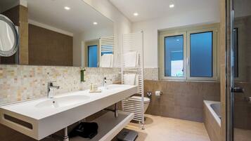 Three-Bedroom Family Suite with Garden and Partial Lake View | Bagno | Doccia, articoli per l'igiene personale ecosostenibili, asciugacapelli