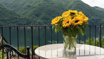 Honeymoon Suite Villa Olivo with Private Terrace and Lake View | Allergivenligt sengetøj, dundyner, pengeskab på værelset