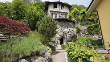 Honeymoon Suite Villa Olivo with Private Terrace and Lake View | Allergikerbettwaren, Daunenbettdecken, Zimmersafe