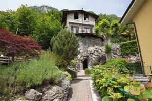 Honeymoon Suite Villa Olivo with Private Terrace and Lake View | 防敏寢具、羽絨被、房內夾萬、獨特裝修