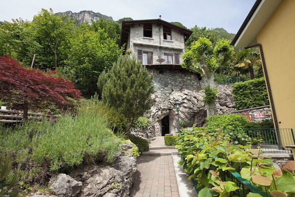 Honeymoon Suite Villa Olivo with Private Terrace and Lake View | Biancheria da letto ipoallergenica, copriletto in piuma