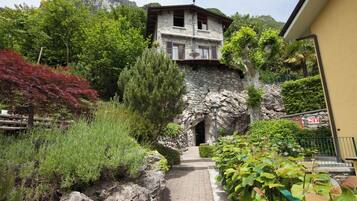 Honeymoon Suite Villa Olivo with Private Terrace and Lake View | Allergiatestatut vuodevaatteet, untuvapeitot, tallelokero huoneessa