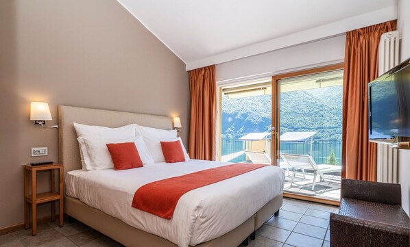 Suite Panoramique, terrasse, vue lac | Vue de la chambre