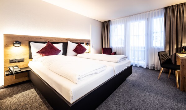 Habitación Confort doble | Edredones de plumas, caja fuerte, escritorio