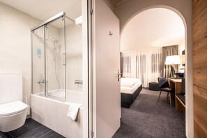 Bathtub, deep-soaking bathtub, hair dryer, towels - Alpenhotel Schlüssel (Andermatt)