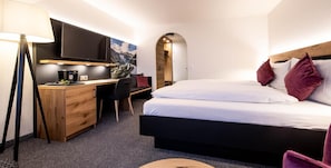 Down duvets, in-room safe, desk, laptop workspace - Alpenhotel Schlüssel (Andermatt)