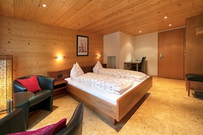 Chambre Confort | Literie de qualité, ameublement unique, bureau