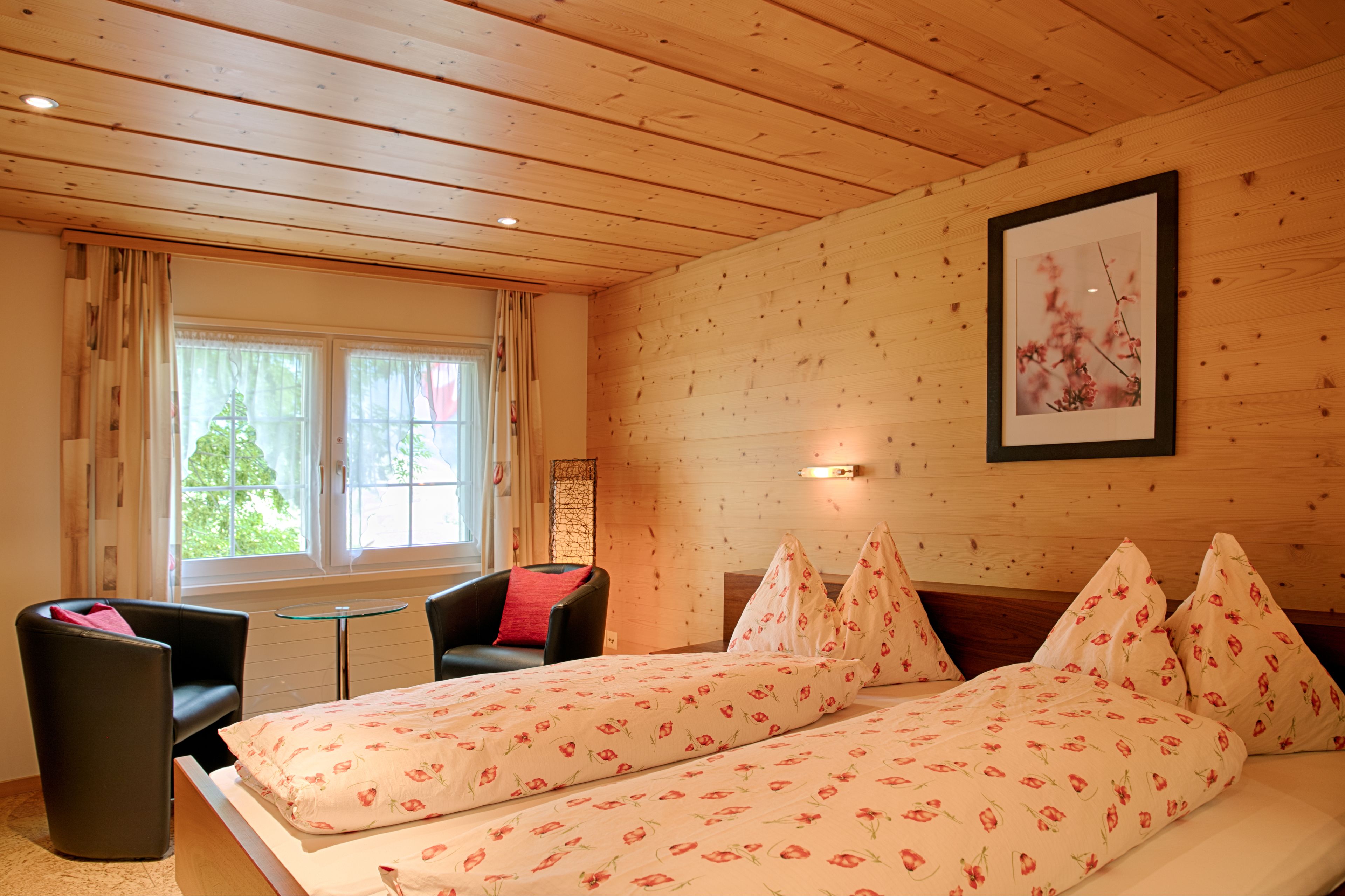 コンフォート ルーム | 高級寝具、客室ごとに異なるインテリア、デスク、ノートパソコン用作業スペース