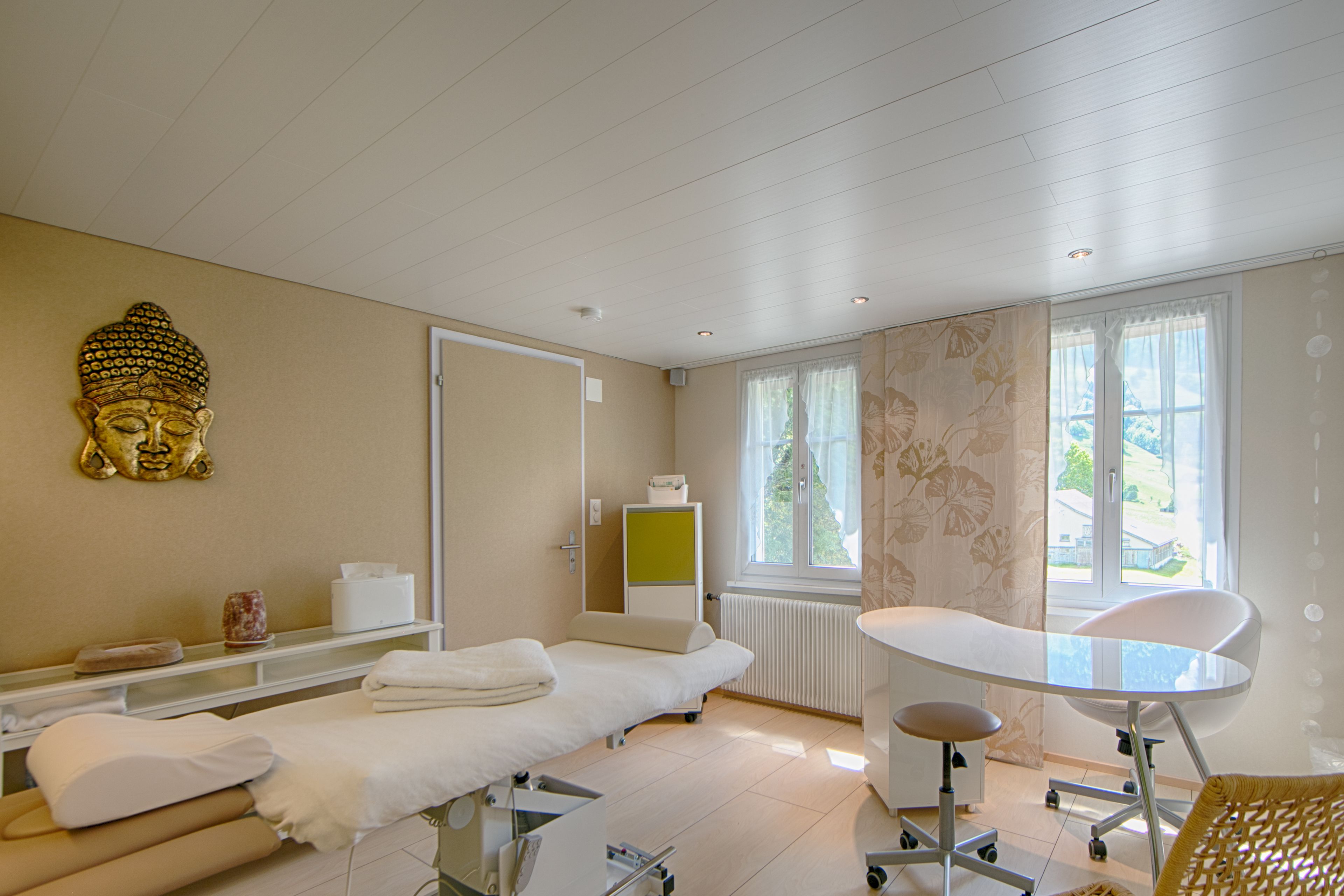 body treatments, hot stone massages, swedish massages, reflexology