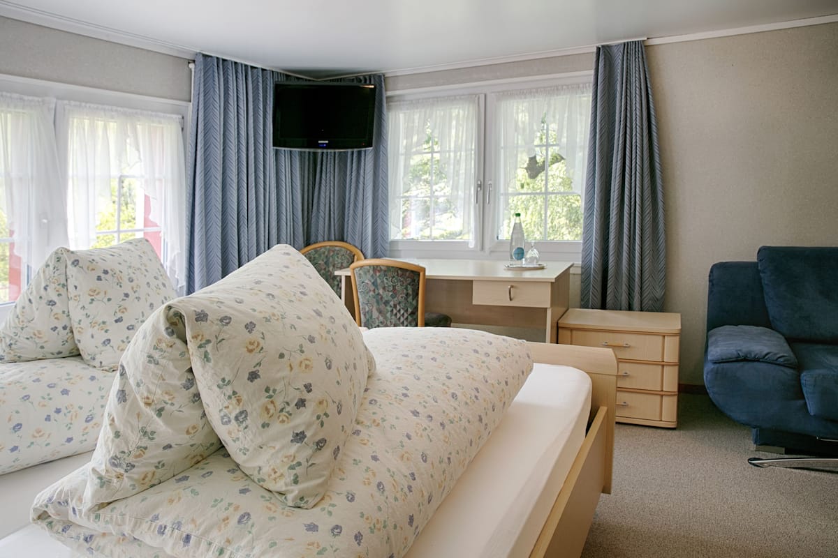 Ropa de cama de alta calidad, muebles diferentes y escritorio