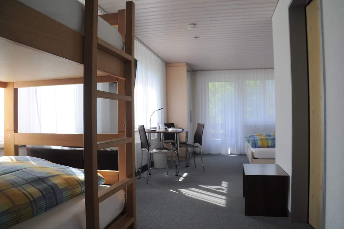 Hypo-allergenic bedding, in-room safe, desk, free WiFi