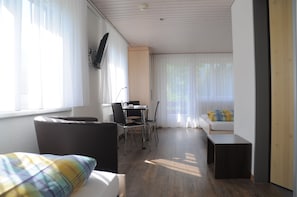 Hypo-allergenic bedding, in-room safe, desk, free WiFi - Ferien- und Familienhotel Alpina (Adelboden)