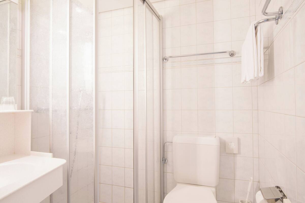 1 bedroom, desk, free wifi, bed sheets