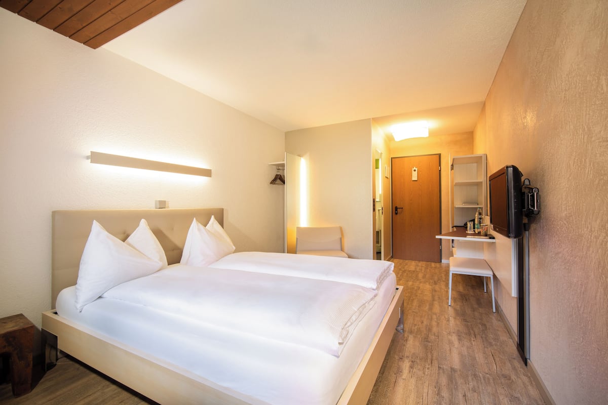 Standard Double Room (Waldhaus) | Meja, Wi-fi percuma, cadar katil