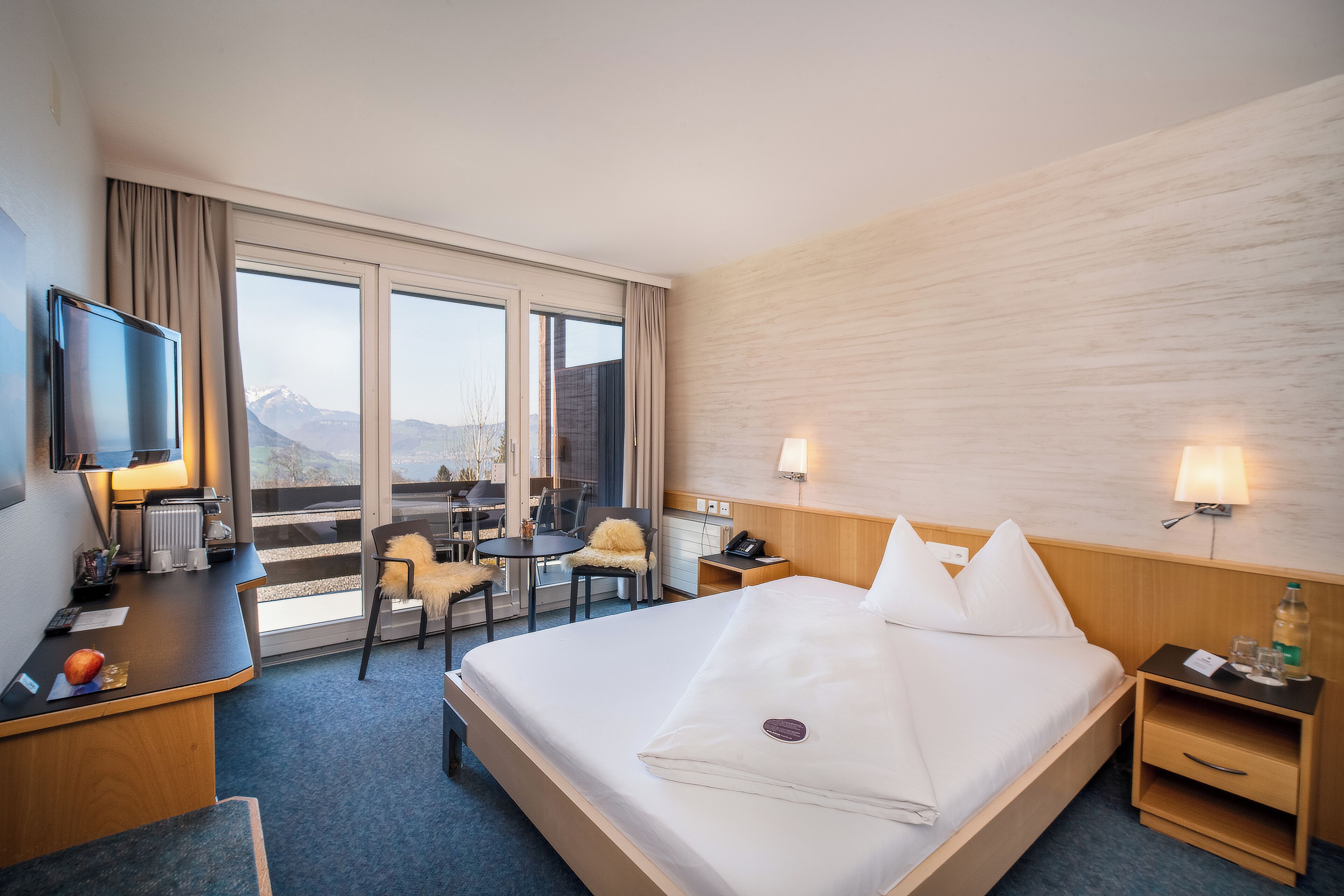 高级双人房, 阳台, 湖景 | 办公桌、免费 WiFi、床单