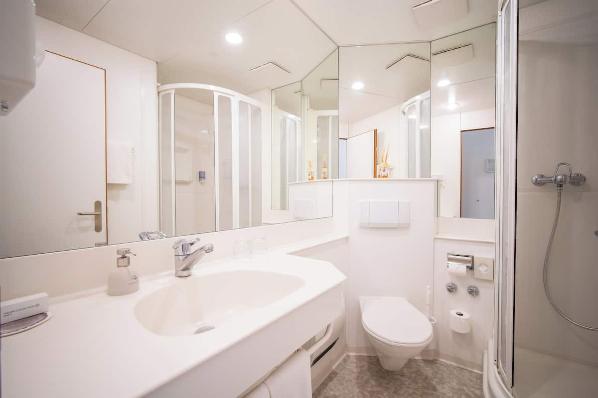 1 bedroom, desk, free wifi, bed sheets