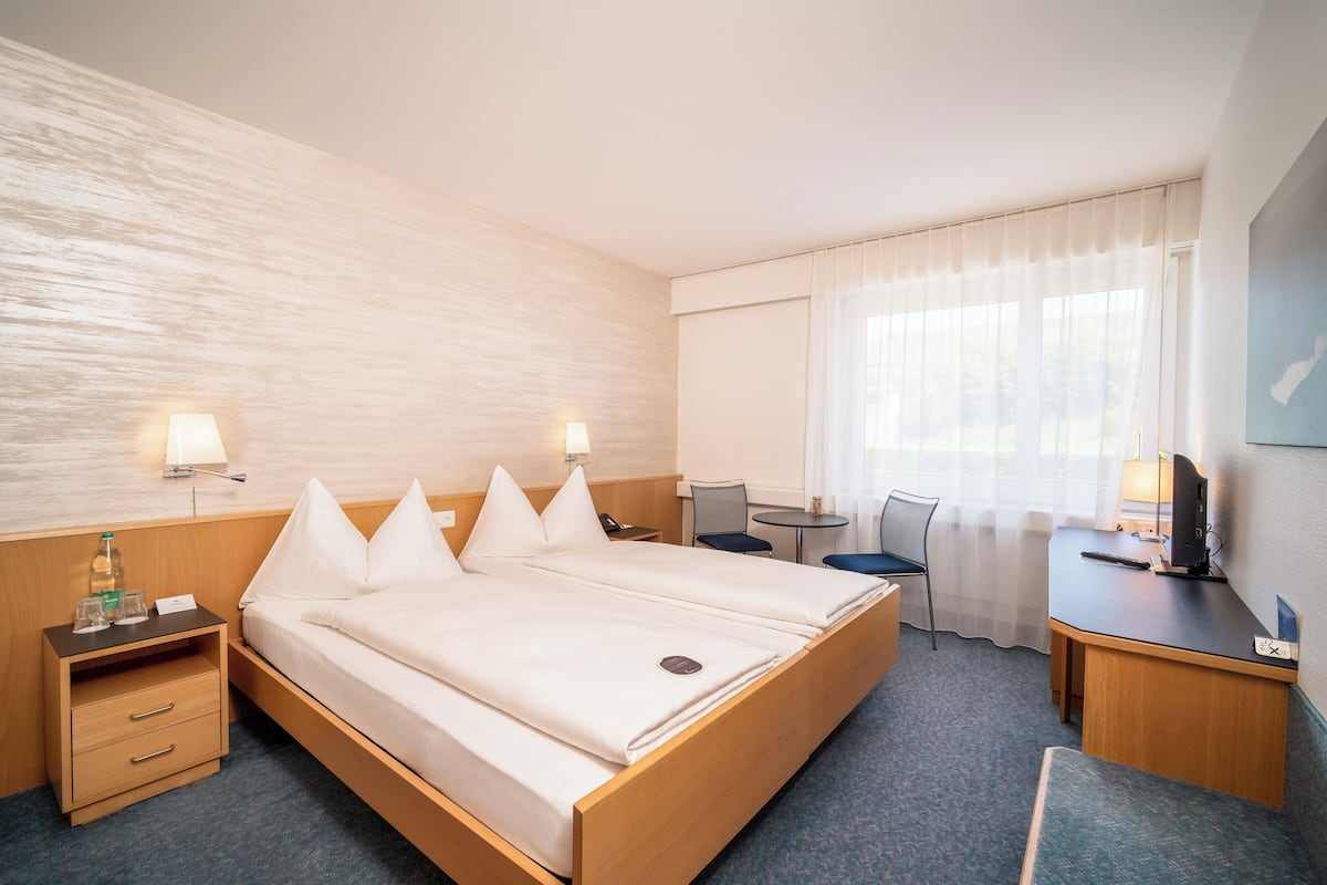 Meja, Wi-fi percuma, cadar katil