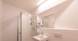 Douche, séchoir à cheveux, serviettes fournies