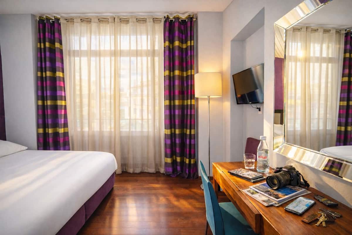 Doppelzimmer, Blick auf den Innenhof (Patio)