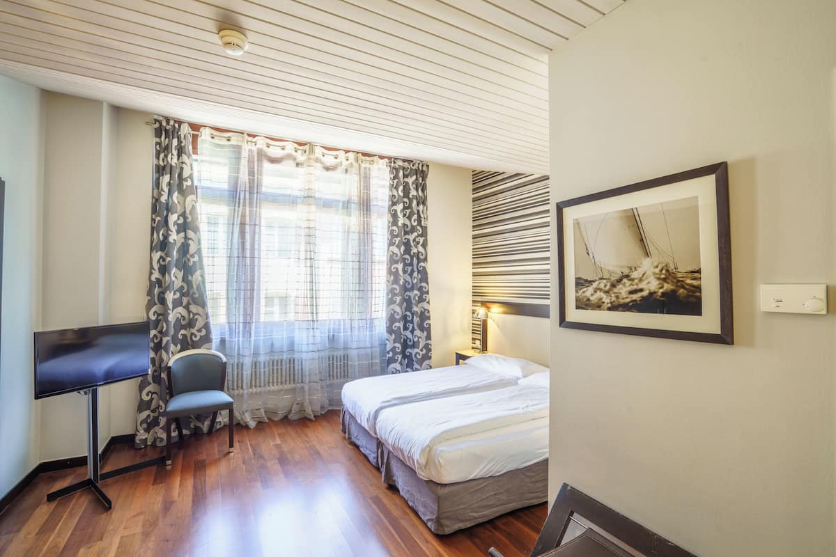 Habitación doble superior, vistas a la ciudad | 1 dormitorio, ropa de cama de alta calidad, colchones Tempur-Pedic