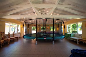 Zona de juegos infantil cubierta