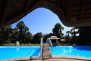 Seasonal outdoor pool, pool umbrellas, sun loungers - Albergo Losone (Losone)