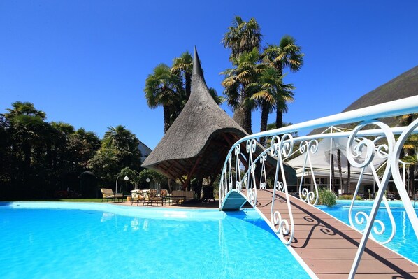 Piscine extérieure en saison, parasols, chaises longues