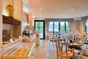 Daily buffet breakfast for a fee - Hotel La Barcarolle (Prangins)