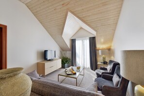 Suite | Minibar, caja de seguridad en la habitación y escritorio 