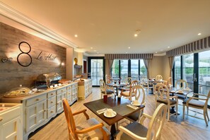 Bữa sáng buffet hàng ngày với phụ phí nhỏ 