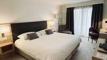 Een minibar, een kluis op de kamer, een bureau, geluiddichte muren