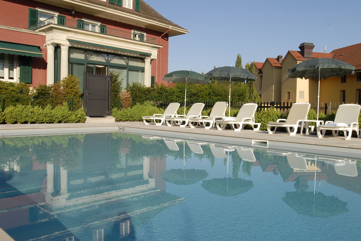 seasonal outdoor pool, pool loungers