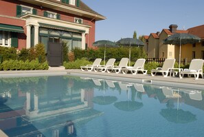 Seasonal outdoor pool, sun loungers
