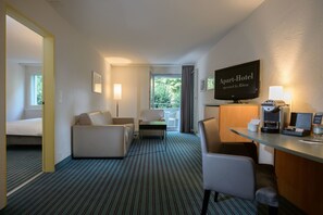Family Room | Desk, blackout curtains, soundproofing, free WiFi