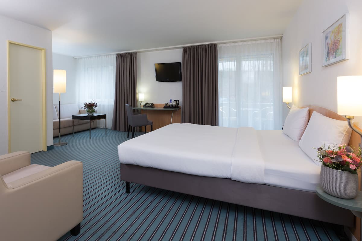 Superior Queen Room | Desk, blackout drapes, soundproofing, free WiFi