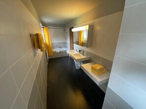 Combined shower/tub, hair dryer, towels
