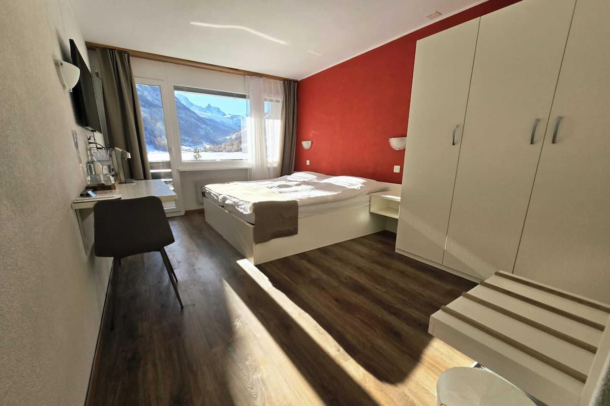 高级双人房 | 高档床上用品、特色装修、特色家居、办公桌