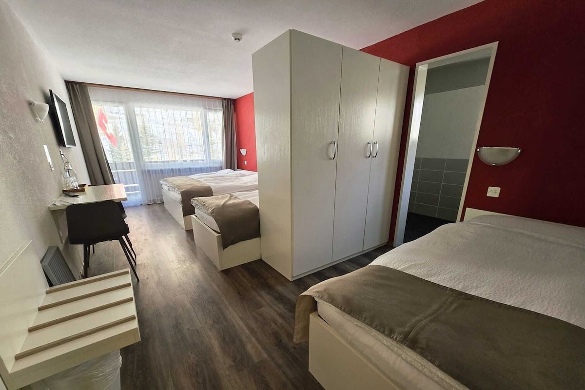 标准四人房 | 高档床上用品、特色装修、特色家居、办公桌