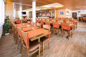 Daily full breakfast (CHF 15 per person)