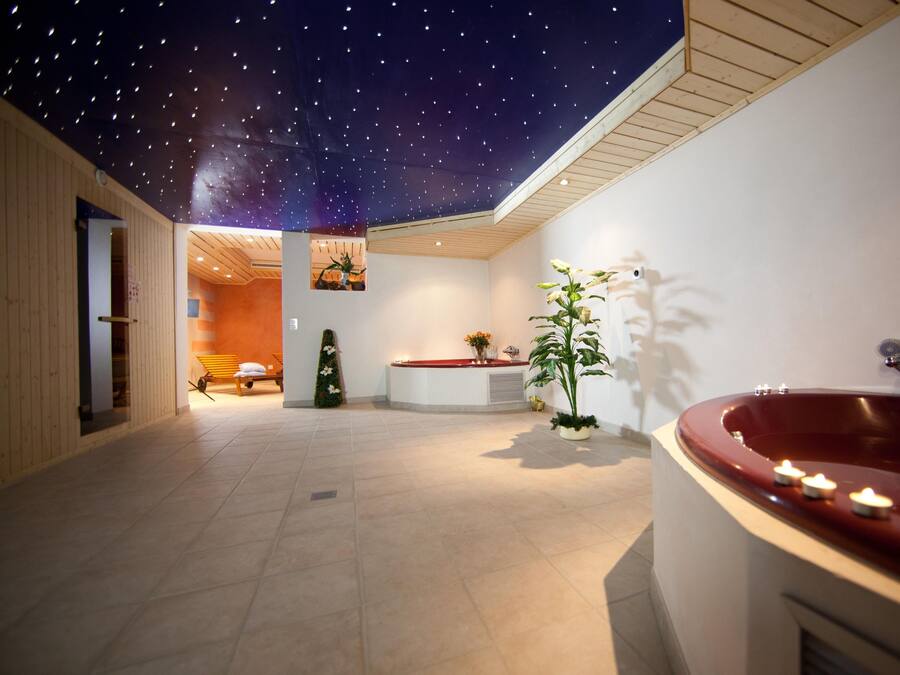 Een sauna, een bubbelbad, een stoombad, een Turks bad/hammam