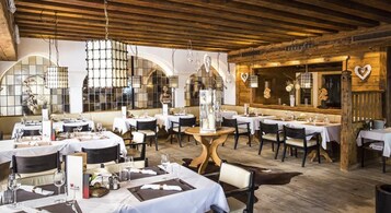 Se sirven almuerzos y cocina internacional (con mesas al aire libre) 