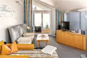 Suite, Balcony (7. Himmel) | Hypo-allergenic bedding, minibar, in-room safe, individually decorated