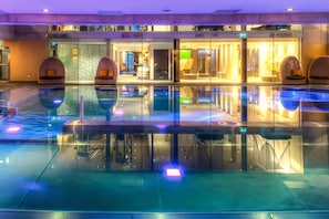 Indoor pool, sun loungers