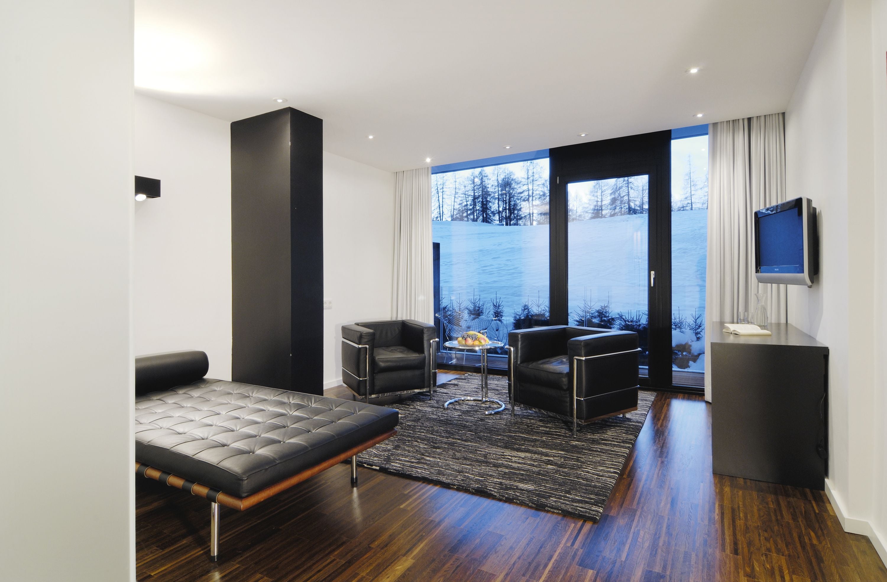 Suite, balkon (Sensual Romance) | Woonkamer | Televisie en een open haard