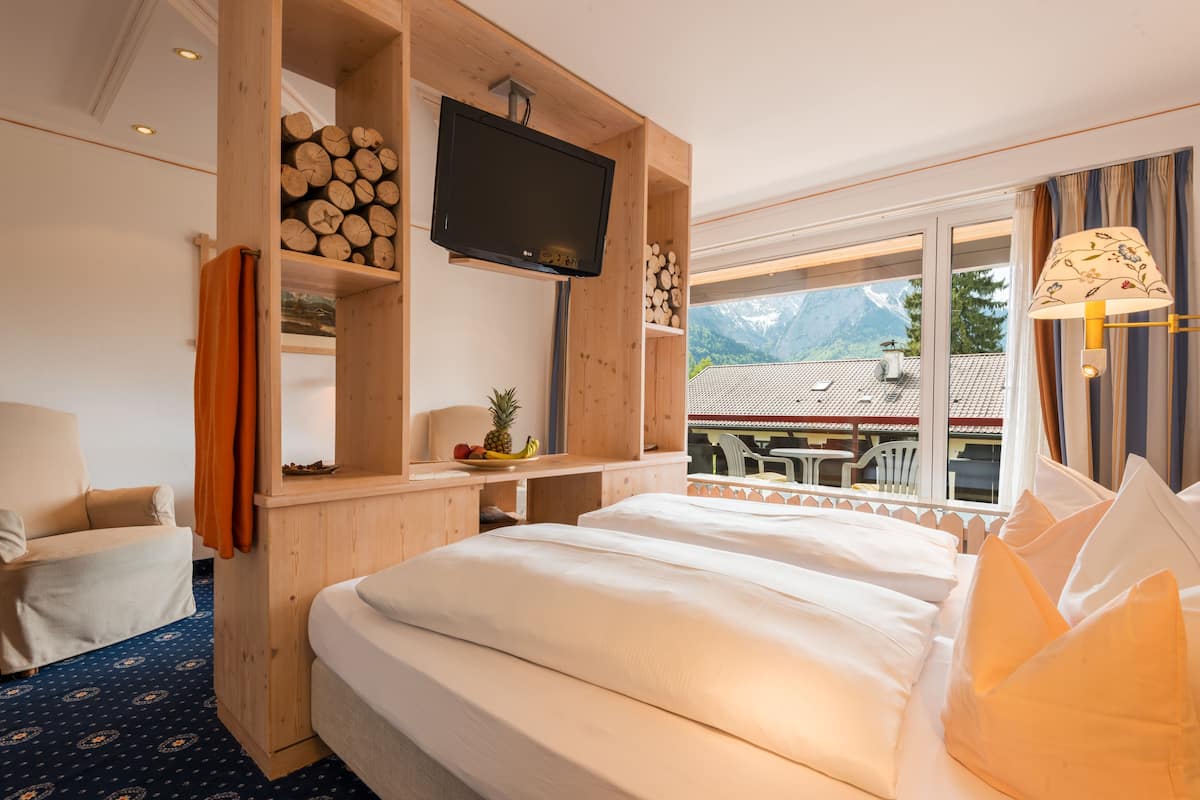 Double Room, 1 Queen Bed (Mezzo) | Premium bedding, minibar, in-room safe, individually decorated